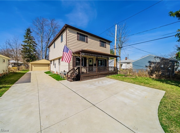8122 Brookside Dr - Olmsted Falls, OH
