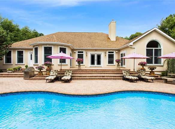 131 Malloy Dr - East Quogue, NY