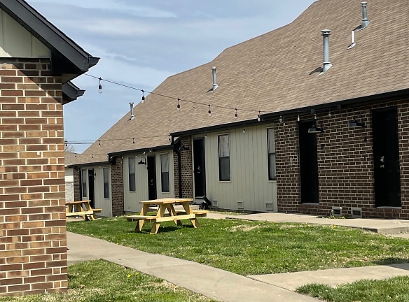 Beartown Townhomes Student Housing Apartments - Springfield, MO