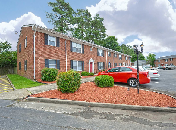 Collinwood Apartments - Newport News, VA