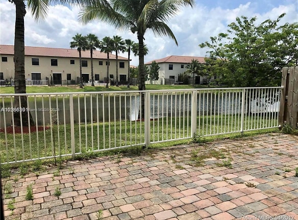 8650 NW 97th Ave #104 - Doral, FL