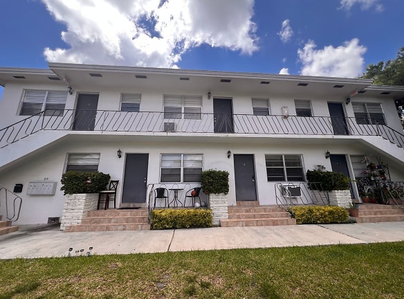 215 Menores Apartments - Coral Gables, FL