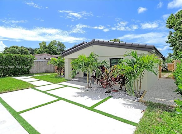 1566 NE 174th St - North Miami Beach, FL