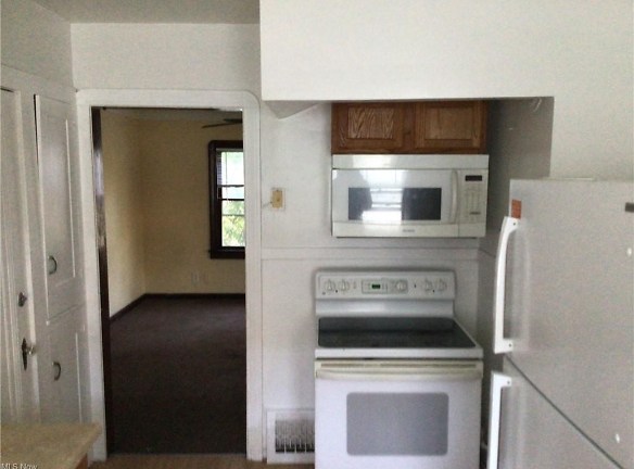 1525 Genesee Rd UP Apartments - South Euclid, OH