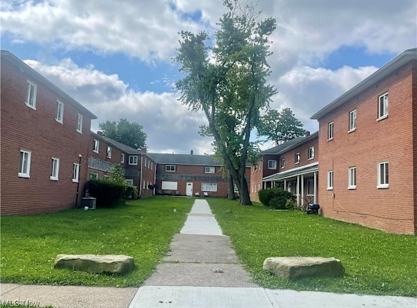 23930 Banbury Cir #4D - Warrensville Heights, OH
