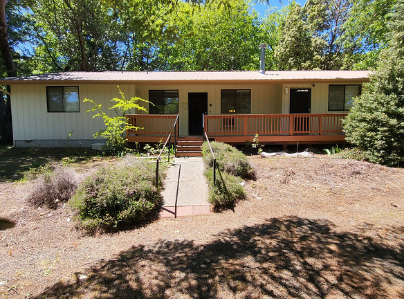 407 W River St - Cave Junction, OR