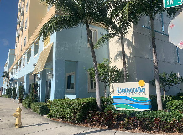 Esmeralda Bay Apartments - Miami, FL