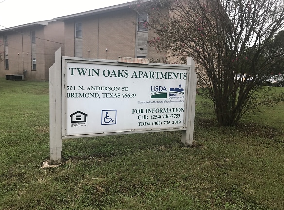 Twin Oaks Apartments - Bremond, TX