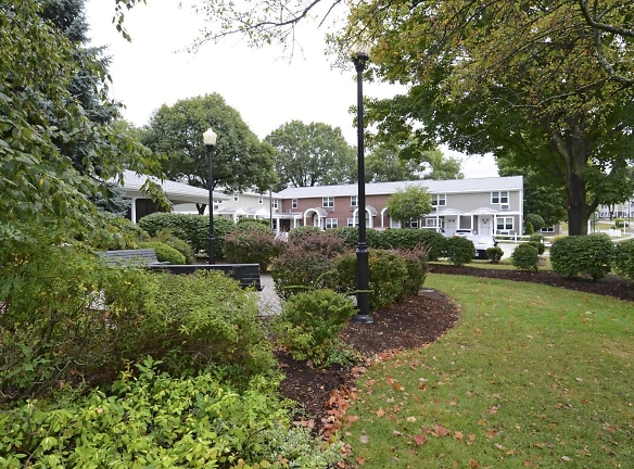 Georgetowne Homes - Hyde Park, MA