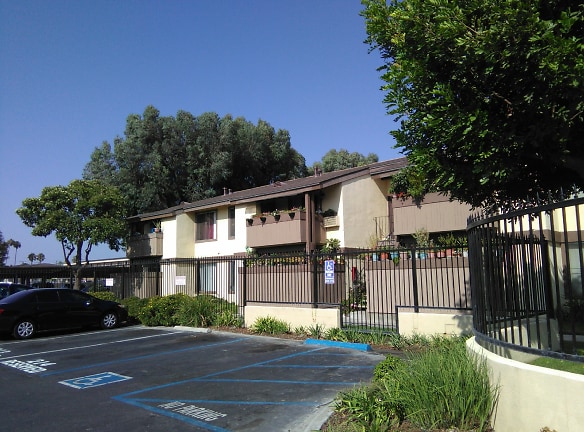 Park Plaza Apartment - Stanton, CA