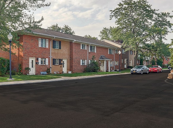 Elmwood Terrace Apartments And Townhomes - Rochester, NY