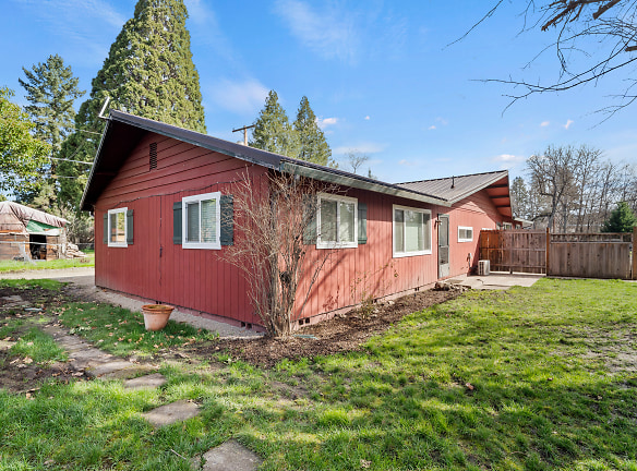 272 S Royal Ave unit A - Eagle Point, OR