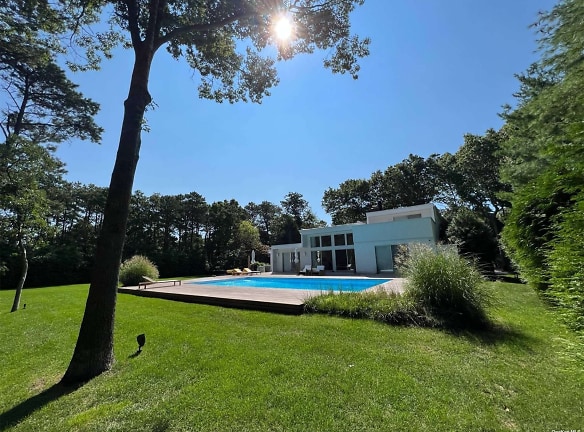 8 Whippoorwill Ct - East Quogue, NY