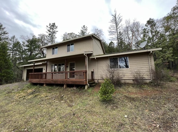 8797 W Evans Creek Rd - Rogue River, OR
