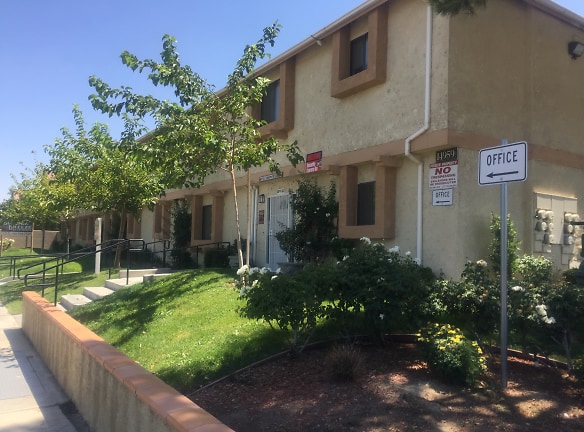 Summer Breeze Apartments - Victorville, CA