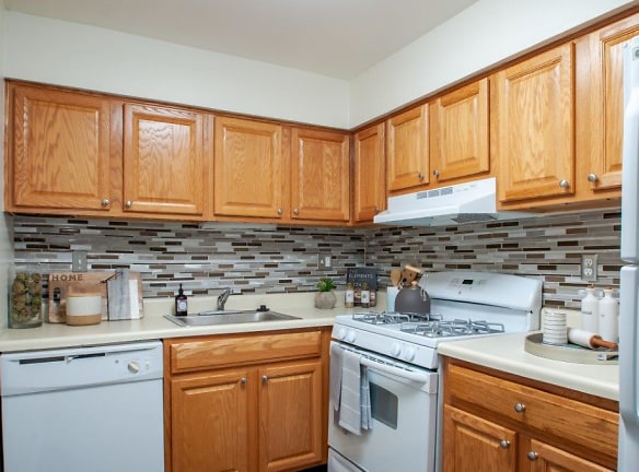 Chesterfield Apartments - Levittown, PA