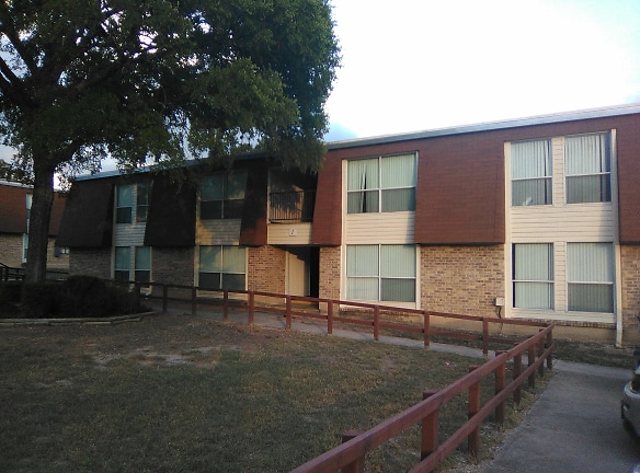 Oakdale Apartments - Kerrville, TX