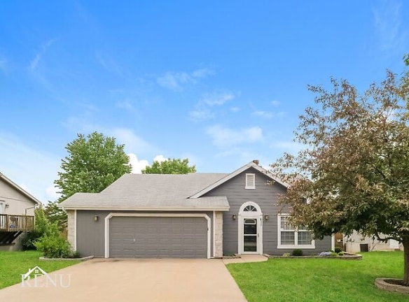 611 Willow Brook Dr - Raymore, MO