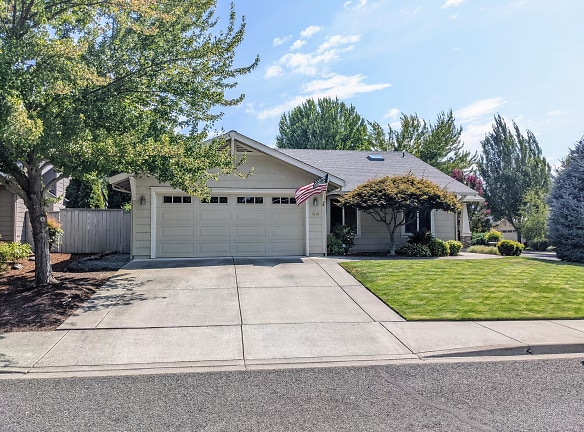 64 Mountain View Dr - Phoenix, OR