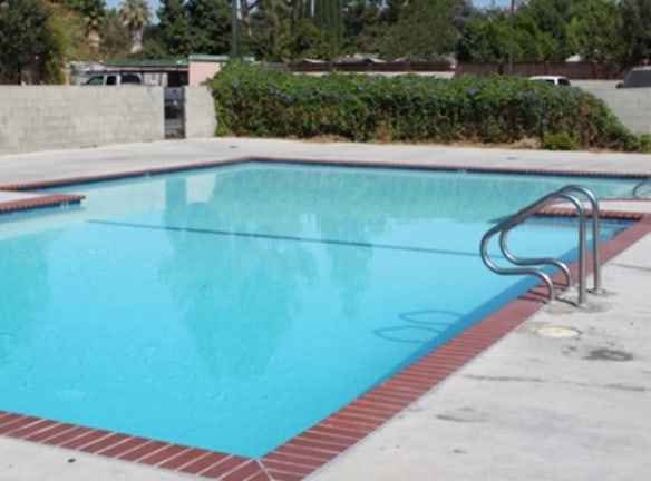 Islander Resort Apartments - Canoga Park, CA