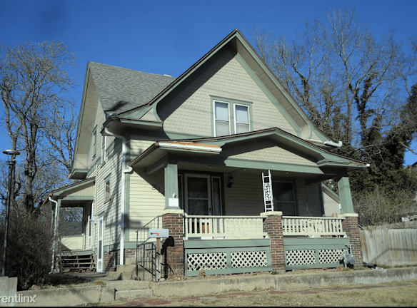 910 SW 3rd St Topeka KS 66606 Home For Rent Rentals com