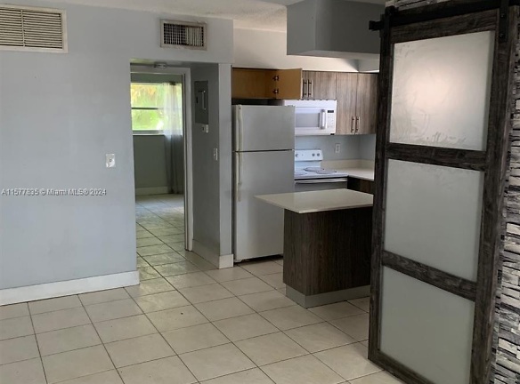 61 NW 36th St #105 - Oakland Park, FL