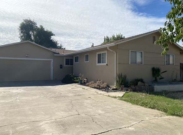 3027 Nottingham Ln - Merced, CA