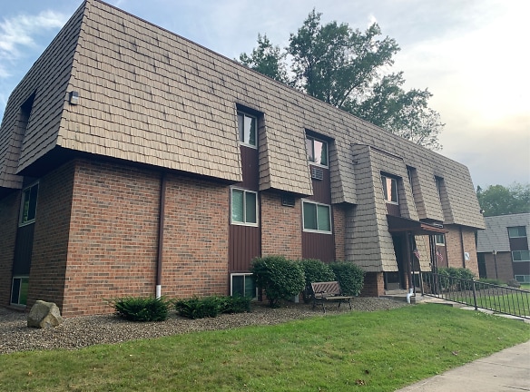 Westchester Square Apartments - Youngstown, OH