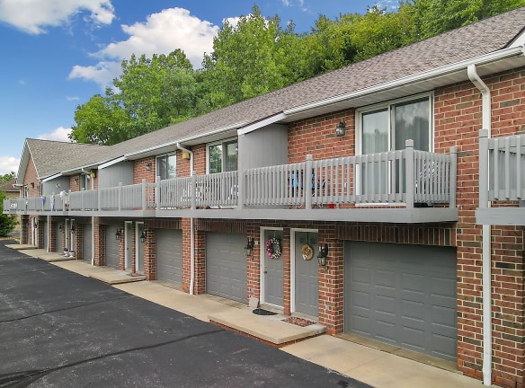 Long Drive Townhomes Apartments - Norton, OH