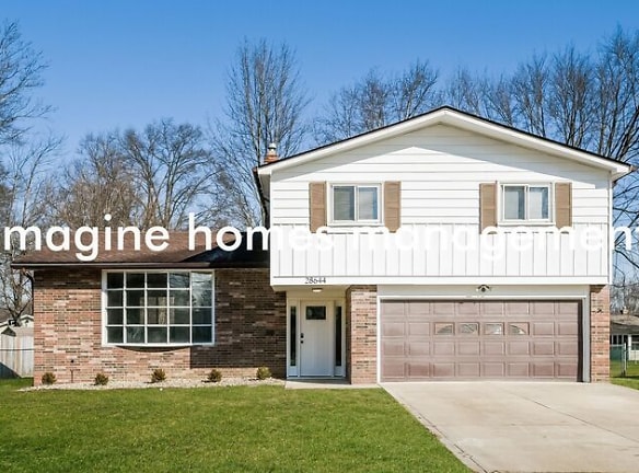 28644 Spruce Dr - North Olmsted, OH