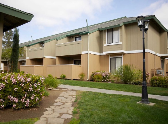Pinewood Apartments - Fresno, CA