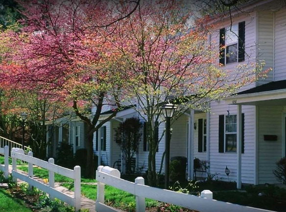 Foxcroft Townhouses Apartments - Camp Hill, PA