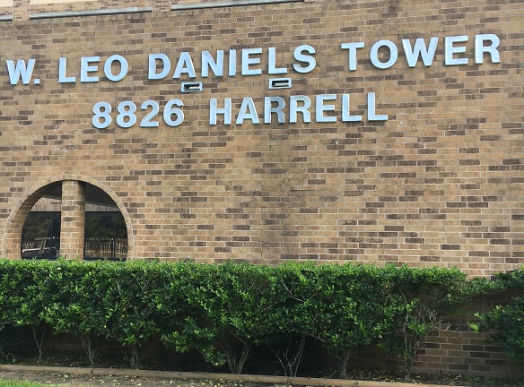 W Leo Daniels Tower Apartments - Houston, TX