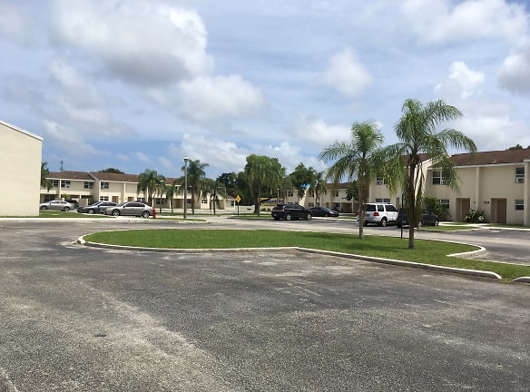 Schall Landings Apartments - West Palm Beach, FL