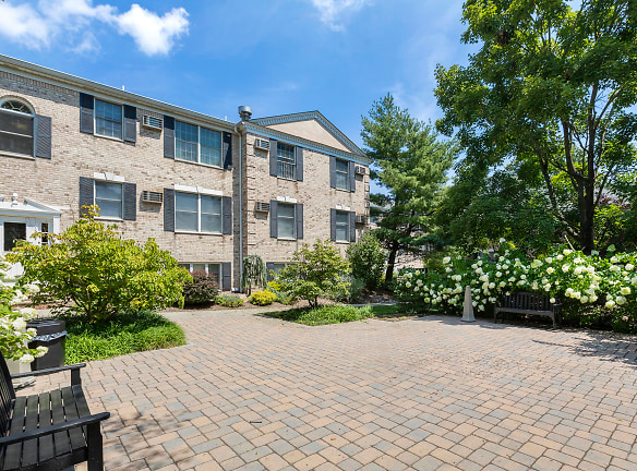 Coventry Square Apartments - Westwood, NJ