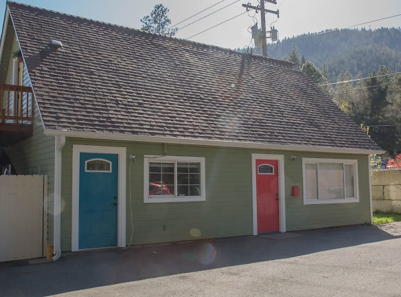 2100 Rogue River Hwy - Grants Pass, OR