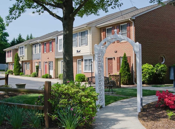 Colony Wood Townhomes - Colonial Heights, VA