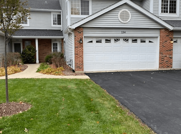 134 Winchester Dr - Streamwood, IL
