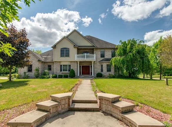 1821 Woods Way - Mount Pleasant, MI