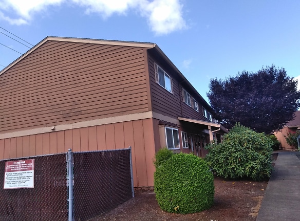 Colonial Village Apartments - Newberg, OR
