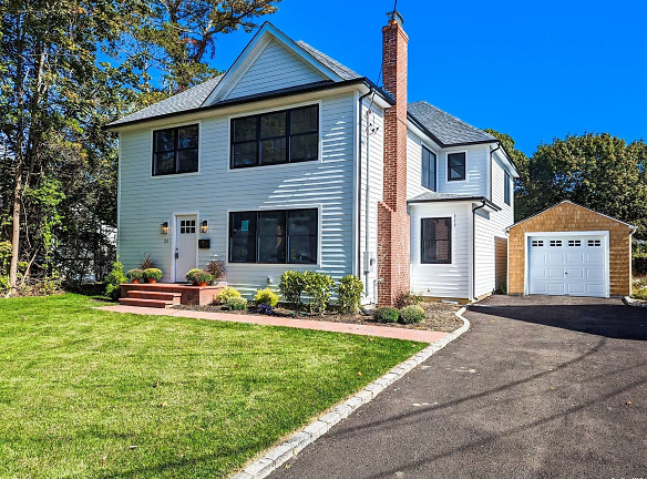 25 Country Club Rd - Bellport, NY