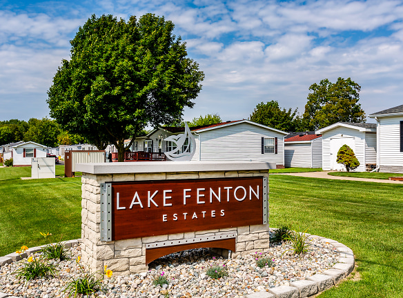Lake Fenton Apartments - Fenton, MI