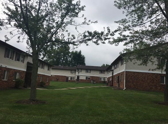 Pinewood Gardens Apartments - Twinsburg, OH