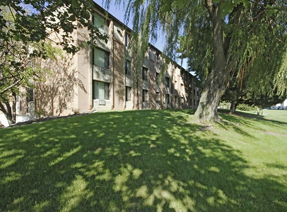 Riverwood Court Apartments - Milwaukee, WI