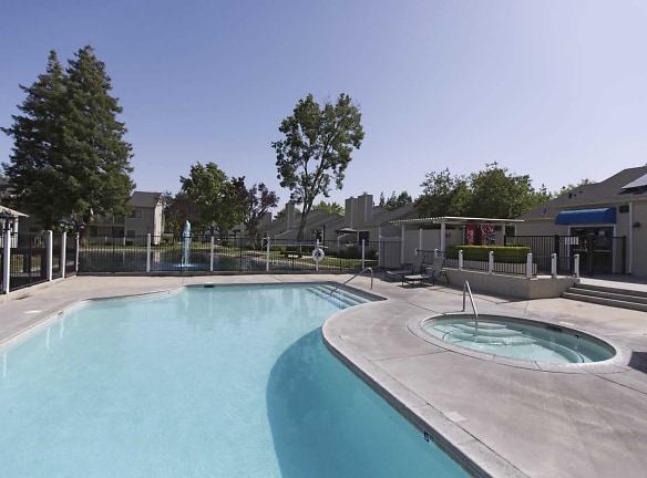 Lakeside Apartments - Fresno, CA