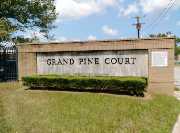 Grand Pine Courts Apartments - Beaumont, TX