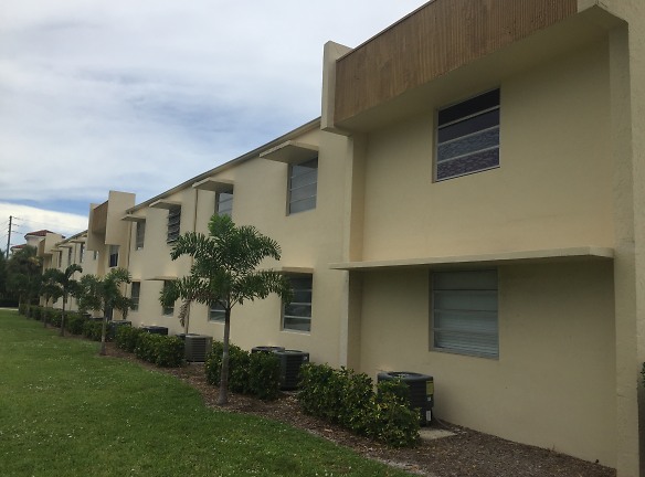 Whispering Palms Apartments - Boca Raton, FL