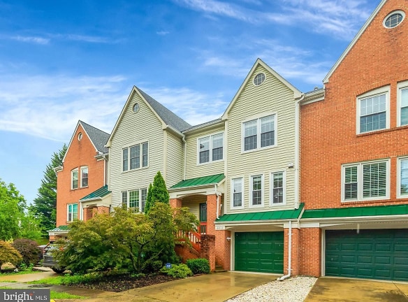 6413 Knapsack Ln - Centreville, VA