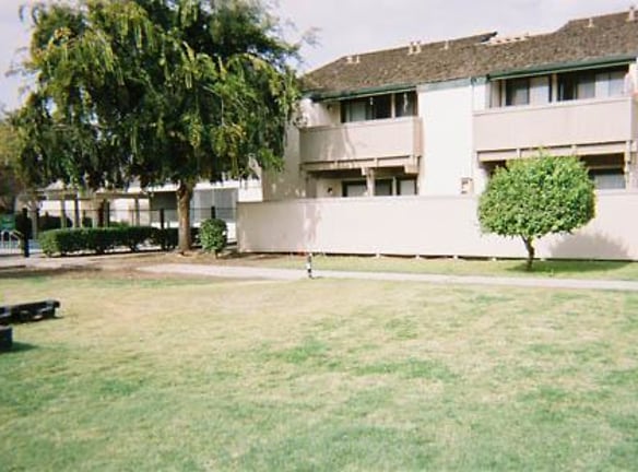 Shadowbrook Apartments - Selma, CA