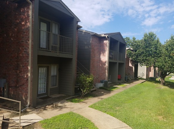 Woodcreek Apartments - Huntsville, TX